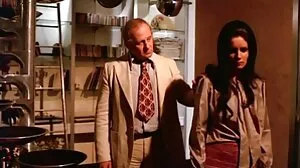 Une MILF se joint à un couple d'adolescents qui baise sous vieille femme amatrice la douche