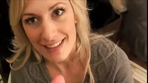 Papa Crush - Une jeune salope coquine envoie ses video porno vieux jeune nus au mauvais numéro et son beau-père est surpris