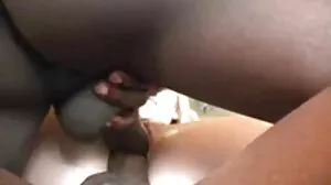 Kinky vieille cougar sexy salope pisse dans un gros ballon de verre