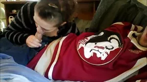 Une nonne obtient le côté commercial d'un bâton de matures et vieilles viande