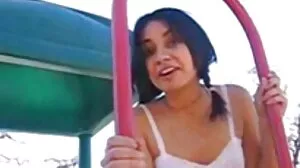 MILFs lesbiennes coquines vieille dame nue partagent leur belle-fille adolescente