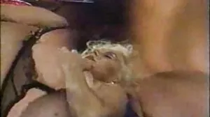 Amantes lesbiennes vieilles femmes poilues nues sensuelles profitent du corps de l'autre