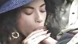 Des parents nourriciers bienveillants baisent une ado asiatique dans un trio sexe tres vieilles femmes FFM