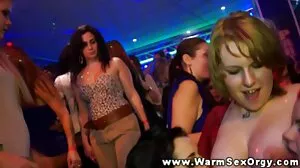 La petite soeur au gros cul Brooke Bliss boit le jus minéral de belle vieille nue son demi-frère