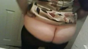 Salope espagnole xnxx des vieilles est entourée de bites