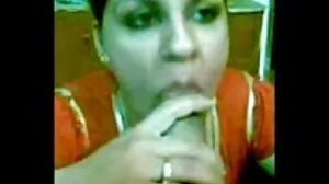 Ébène avec des vieux hommes porno seins massifs en levrette