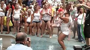 Gracie est video porno jeune vieux toute lubrifiée et sa chatte brillante se fait pilonner