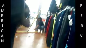 L'adolescente Karlee met ses beaux seins xnxx veille naturels au travail