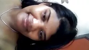 Le visage de la demi-soeur est un peu sex entre les vieux sur le nez