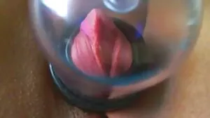 Jeny A aux longues vieille jeune sexe jambes prend une charge sur son ventre plat