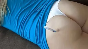 Poussin allemand Pussyfucked filme porno de vieilles près de la piscine