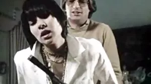 Une douce amatrice asiatique n'aime pas goûter au sexe de vieille mamie sperme