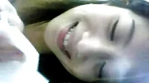 Prêtre manipulateur baise le sexe vieux et jeune bébé presque pur dans un établissement religieux