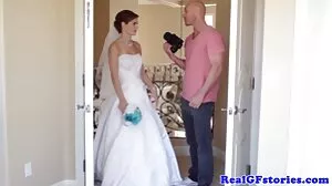 Petite asiatique gicle et se prend vieille chatte poilue une faciale