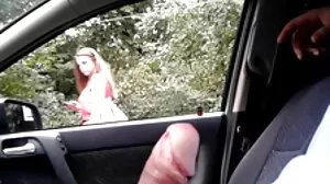 Le bain de soleil d'une blonde interrompu par le pénis sexe vieille femme