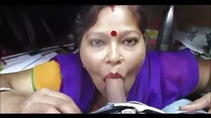 Une MILF négligée avec des seins massifs tres vieille femme cochonne a besoin de la bite de son beau-fils