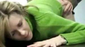 College Girl et son amie noire se massant porno avec vieille femme