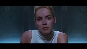 Une fille en ébène en sexe vieux et jeune colère enseigne une dure leçon à la chienne blanche qui vole