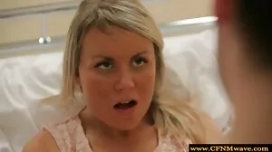 La belle-mère vieilles chaude MILF Candice ne fait que rouler à l'envers