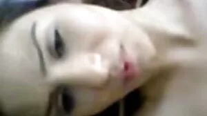 MILF avec des mamelles film porno avec des vieilles merveilleuses baisée par la baby-sitter