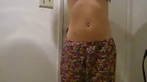 Une vieille chatte poilue japonaise est stimulée jusqu'à ce qu'elle atteigne son apogée