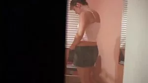 Guy surpris vieilles salopes allemandes en train de regarder sa demi-soeur et grignote sa chatte