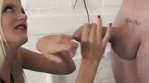 La nouvelle venue maigre Alli taquine vieille femme nue et baise