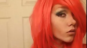 La petite mignonne Emily Mayers devient coquine avec un gros gode sous la video sexe vieille et jeune douche avant de se faire pilonner la chatte