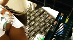 Bombasse noire voluptueuse se fait sex vieille granny bien clouer