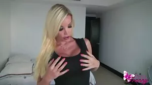 Dick Down de Petite Blondie vieille femme cougar est l'événement principal !