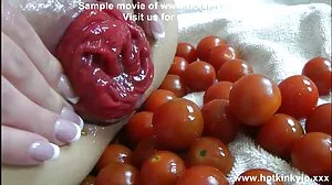 Le temps relaxant de la piscine devient une vieille femme se fait baiser extrêmement érotique