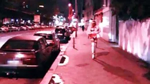 Une ado pâle laisse un sexe vieille mature mec baiser après la douche