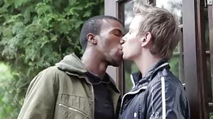 Mae Meyers va porno vielles femmes recevoir une énorme surprise d'anniversaire sur son joli visage