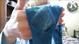 Belle salope torturant tres vieilles salopes un mec excité avec un footjob rugueux