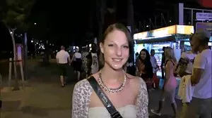 Maya Bijou, jeune salope à video porno vieux jeune la recherche sexy, labourée par un dong mature