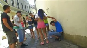 Bombasse blonde dans une vielle saloppe baise de vengeance interraciale