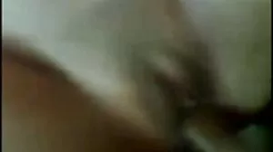 Une MILF en chaleur aux gros seins naturels se fait défoncer le cul par une vieille japonaise nue grosse bite