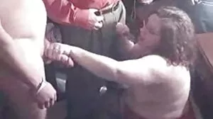 Une sexe vieille poilue blonde s'habitue de manière coquine à son demi-frère