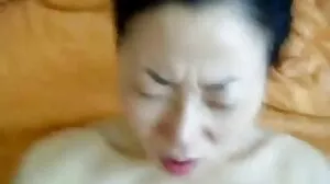 Une MILF brune adore baiser des inconnus porno grosse vieille