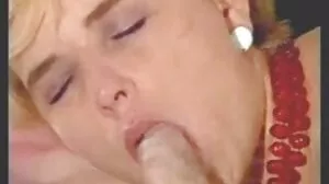 Énorme vieilles femmes chaleur bite noire pour une nana avec d'énormes faux seins