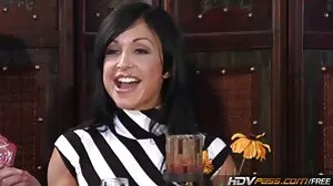 Dyked - Une adolescente innocente a appris l'étiquette femme vieille sexe à son amie lesbienne