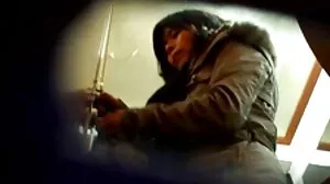 La sexe vieille tukif plantureuse Peta prend deux barres de chocolat en même temps