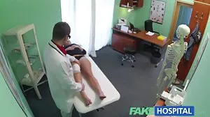 La salope rasée vieilles baisees Naomi monte sur la table de Thanksgiving