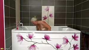 Alexis Tae Ebony Cherry of vieille et jeune porn the Month se masturbe avec un gode en verre dans une chatte taillée