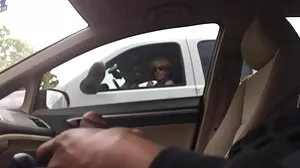 Le doigté des préliminaires de porn jeune et vieux la voiture mène au sexe