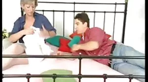 Fit gym teen reçoit une vieille cougar en rut baise hard