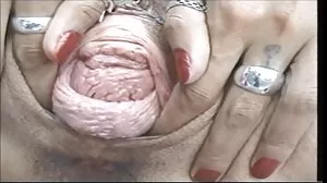 La petite vieille femme poilue teen blonde Spinner Kiara Cole enlève sa lingerie et se masturbe avec ses jouets sexuels