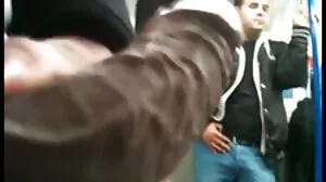 La plantureuse Romi Rains chevauche une grosse bite de vieille amatrice monstre noir