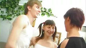 Mon mari vérifie les e-mails vieille chatte touffue pendant que sa femme reçoit la bite