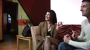 Sloppy BJ video porno vieux jeune d'une énorme MILF brune aux seins